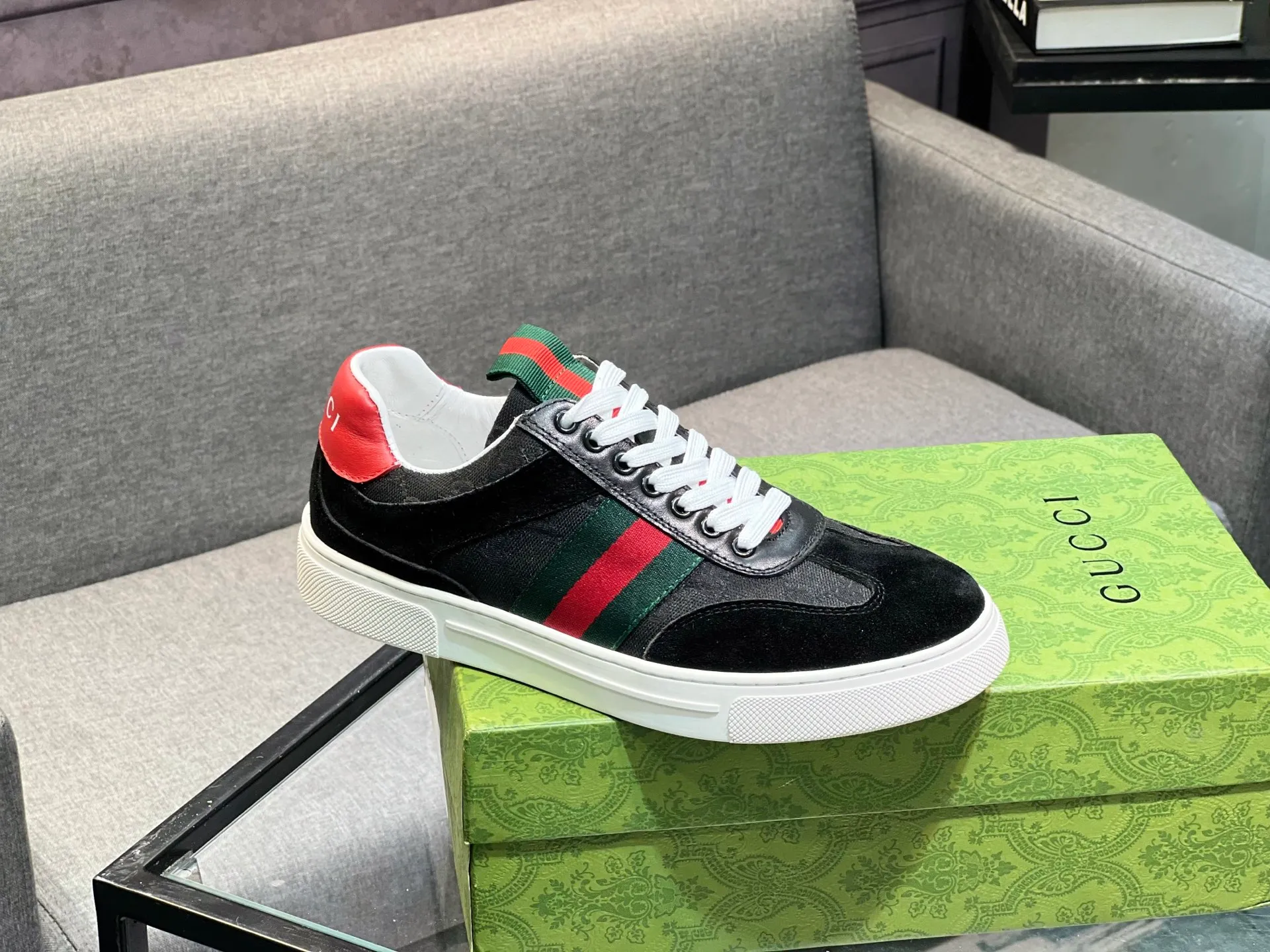 Men's Men's Shoes 💰440 Gucci Gucci's latest trendy shoes and casual shoes are popular in physical stores, new spring and summer comfortable imported custom original cowhide, unique jacquard fabric element design. With sheepskin lining, original bottom, 💪 details determine quality, you can enter and leave the counter at will, welcome to compare🇮🇹, code number 38-44 (45 customized)
